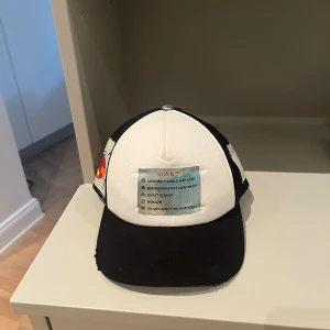 Nart Archives keps  - En väldigt unik keps, som är riktigt snygg. Nart Archives gjorde 100 unika kepsar och det här är en av dem som inte görs mer. När den droppades så kostade den  2499kr 