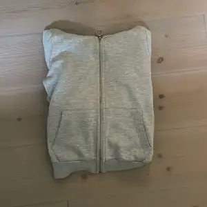 En grå skön dragkedje hoodie, i storlek xxs! Super fin, basic och lätt stylad!😇