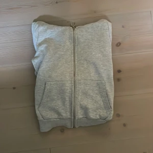 Dragkedje hoodie! - En grå skön dragkedje hoodie, i storlek xxs! Super fin, basic och lätt stylad!😇