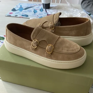 Papuchi skor - Säljer ett par helt oanvända papuchiz  Perfekt för hösten Nypris 2600 Priset är inte hugget i sten