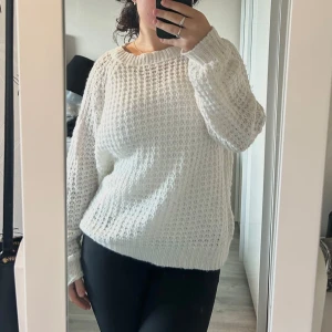 Stickad tröja - Använd men fof i fint skick. Storlek M, passar någon med mindre storlek också.  Försöker posta inom 24h💕