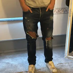 Säljer ett par coola Philipp Plein jeans i mörkblå denim. De har en massa slitningar och hål. Strl 32. Bra skick