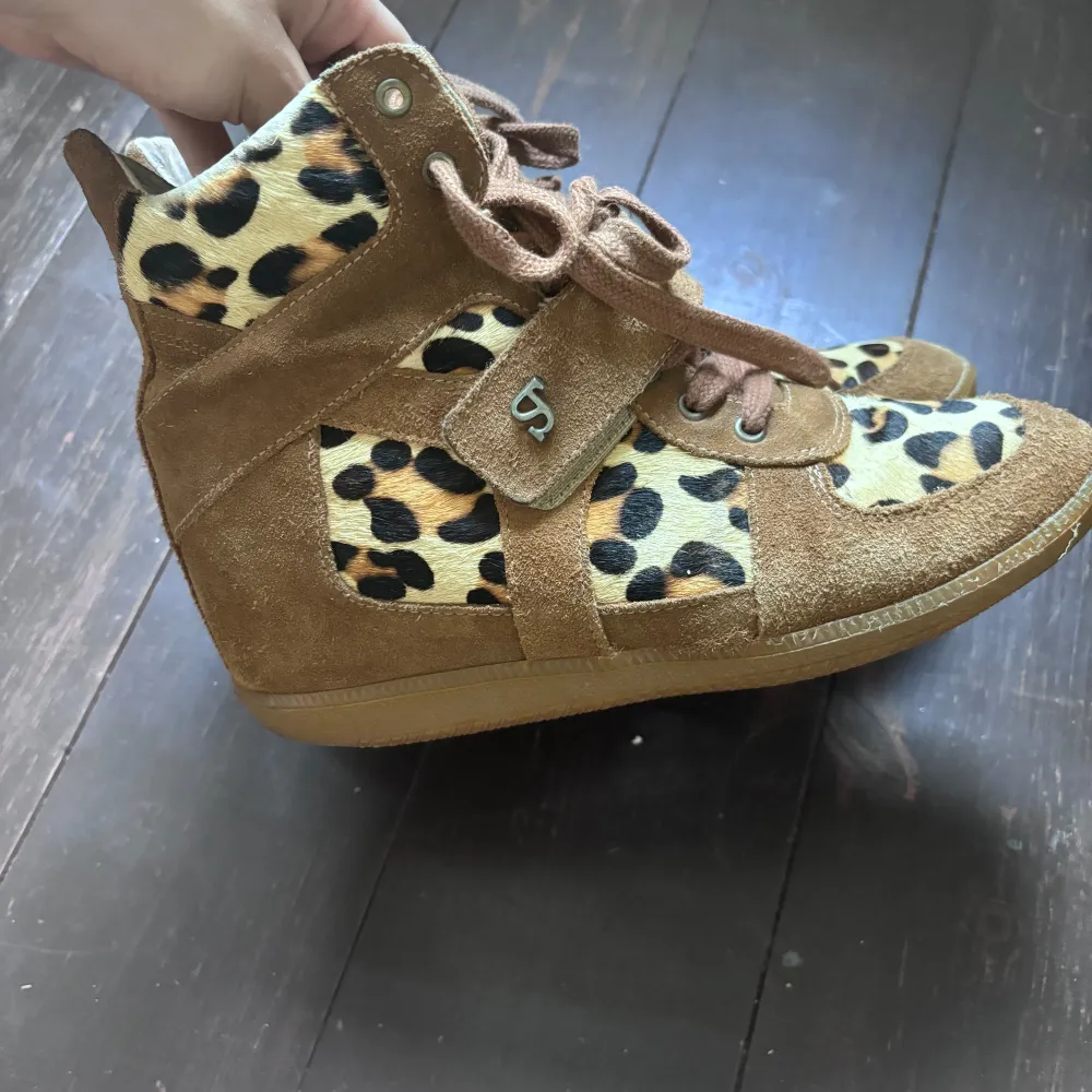 Super fina marant liknande skor i leopard! Köpte på Plick för typ ett år den lite mer, säljer då jag flyttar och inte vill ha med mig för mycket 💕 super trendiga just nu!! Tvättar av dom lite om nån är intresserad 🤍🤍. Skor.