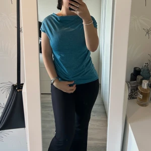 Blå topp - Superfint material som inte skrynklas lätt.  Mycket fint skick! Försöker posta inom 24h💕