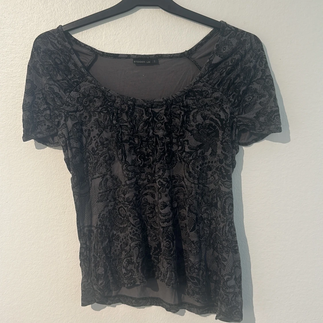 Svart mönstrad topp