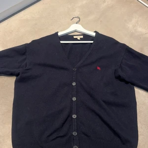 Burberry cardigan  - Burberry cardigan i storlek S, lite använd men i perfekt skick.