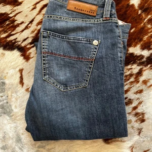 Tramarossa jeans - Jeans från Sartoria Tramarossa i modell Leonardo | Storlek 33 men passar mer åt 32 hållet | Nypris:4000+