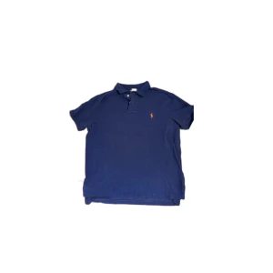 RALPH LAUREN pikétröja  - En snygg pikétröja från RL  Har används enstaka gånger förr men har på de senaste år ba legat i garderoben.  Cond 9/10 Strlk: L slim så sitter som M