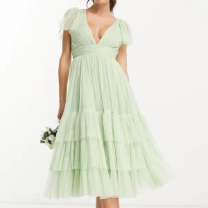 Lace & Beads klänning - Jag säljer denna superfina tyllklänning i salviagrön färg som jag endast använt en gång! Den är i storlek EU36, dvs en S