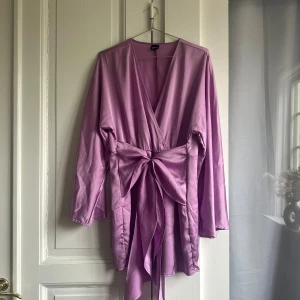 Klänning - Oanvänd klänning från Gina Tricot i storlek M. Går att justera midjebanden som man vill. 