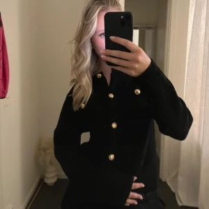 Kofta  - Så fin kofta med guldknappar. Aldrig kommit till användning❤️