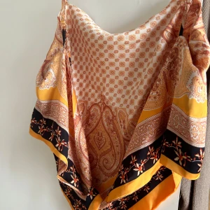 Festtop - Vid frågor är det bara att kontakta mig💞 liknande topp som den rosa! 