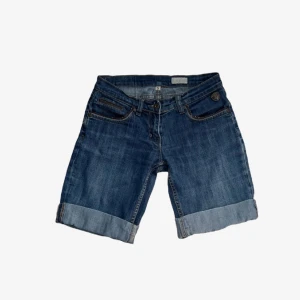 Lågmidjade jeansshorts  - Snygga lågmidjade jeansshorts som inte kommer till användning. Jeansen är i storlek s och är i ett stretchigt material. Shortsen är uppvikta en gång så de går att vika ner ett snäpp.