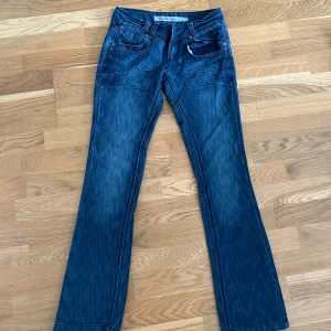 Lågmidjade jeans - Jag säljer ett par lågmidjade jeans som är bootcut i storlek s. 