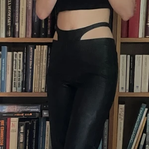 Läderbyxor med string detaljer  - Snygga läderbyxor i storlek 32 men passar mig med storlek W24 och 34. Knappt använda och i perfekt skick. Pris är diskuterbart 