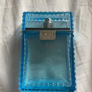 En 100ml versace eau fraiche parfym, cirka halva kvar, den luktar somrigt med citrus lukt 🍋💐