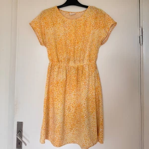Vila klänning - Gul blommig klänning från vila i strl 36. Använd fåtal gånger köpt för 299, säljs för 200 :) skriv för fler bilder 🤍🤍