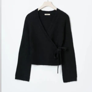 Knitted wrap cardigan  - Så fin svart kofta från Gina tricot💕Den är  slutsåld online 