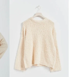 Vit stickat tröja  - Säljer denna vita stickade tröja från Gina pga den inte kommer till andvändning. Andvänd en två gånger. Ny pris 499 säljer betydligt billigare eftersom jag vill bli av med den❤️kan tänka mig bättre pris vid snabb affär 