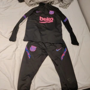 FC Barcelona Nike Tracksuit  - Använd ca 15 gånger, normalt skick förutom ett litet hål precis under knälängd, köpt online för 950kr
