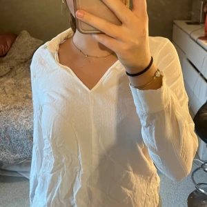 Bondelid - Vit blus från Bondelid som inte längre används.