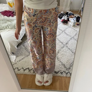 Mönstrade byxor - Supersnygga mönstrade byxor från mango💓💓