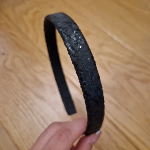 Glittrigt svart hårband  - Jättefint svart glitter diadem i relativt bra skick