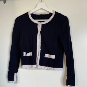 Snygg kofta - Snygg kofta från zara i marinblått med vita knappar.  Den är i sthl S men skulle säga att den är mer som XS. Så därav XS i infon nedan🥰 Koftan är fint skick och har inget att anmärka på🎈  Inköpt för 300:-  Säljer för 99:- 