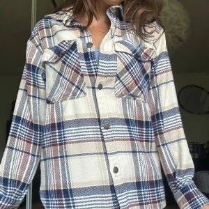 Gina Tricot jacka  - Super fin flis jacka från Gina Tricot i storlek XS. Skulle säga att den passar S också 🤍