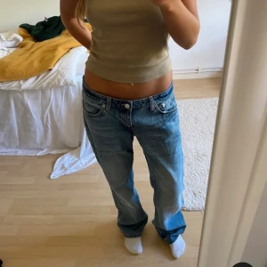 Weekday Arrow low waist straight jeans - Blå jeans från weekday i modellen Arrow. Endast använda ett fåtal gånger och är som nya. Storlek waist 29 length 32. Nypris 600kr