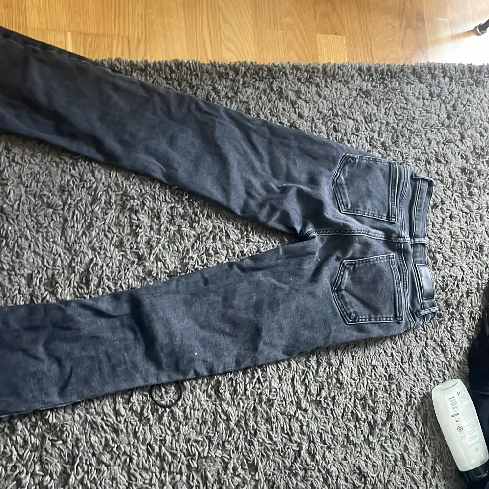 Jeans som är väldigt liten i storleken skulle passa 140/146 i midja . Jeans & Byxor.