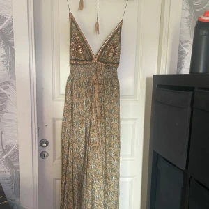 Långklänning  - Jätte fin långklänning som man knyter runt halsen. Finns ingen lapp men den passar M-L. Köpte den secondhand men den va inte riktigt min stil. Fina höstliga färger.