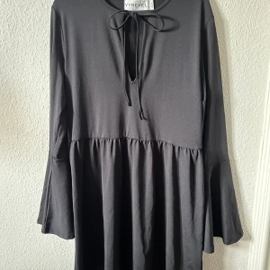 Svart klänning från Vyrevel - Fin svart klänning från Ivyrevel. Fint skick! Verklig i storlek, skönt material!