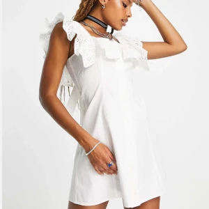 Vit klänning - Nyskick, Aldrig använd då den var för liten  