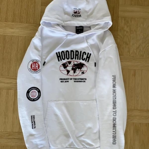 Hoodrich Hoodie - Hoodrich Hoodie i strl S. Skick 10/10 (knappt använd) Säljes pga brist på användning. Pris kan diskuteras. 
