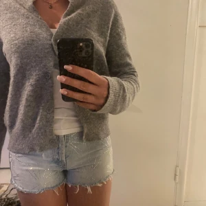 Jeans shorts - Super fina shorts från zara med glitterstenar! Aldrig fått användning för.