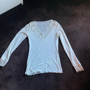 Tunn Intimissimi tröja med spets - Tunn mycket mjuk och skön  Lite noppig, därav billig  Märke: Intimissimi 