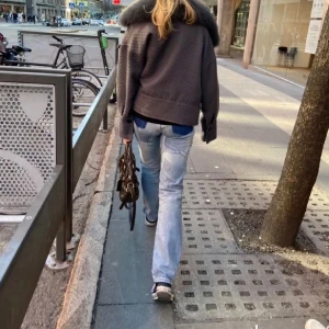 Acne jeans  - Intressekoll på mina älskade acne patch jeans!☺️Dom är långa o så najs, jag är 170. Storleken är 24/32 och som referens har jag S!💞 Om många är intresserade blir det budgivning. 