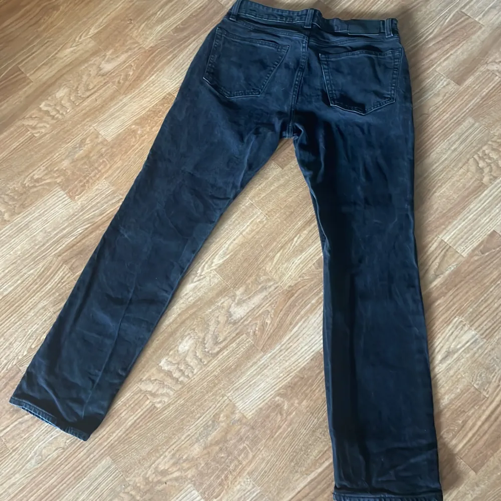 Säljer ett par svarta jeans från Vailent. De är 10/10 och aldrig använda och luktar fortfarande butik. nypris 800. kom pm så tar vi det därifrån!. Jeans & Byxor.