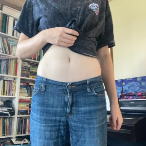 Bootcut jeans - Säljer ett par snygga låg midjade Bootcut jeans från gap. De är i modellen 'Curvy Straight' och har en klassisk design med fem fickor och knappgylf. snygga och inga defekter syns. kallas för straight leg men är mer åt flare hållet. midjan: 85/86 cm. passar ganska i längd för mig som är 180. 