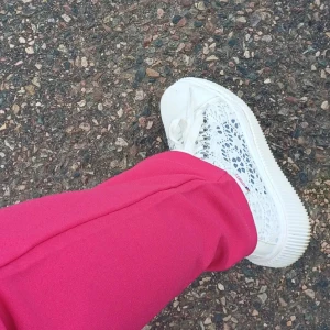  sneakers - Säljer ett par vita sneakers med snygga spetsdetaljer. De har snörning och en bekväm sula, perfekt för vår och sommar. Skorna är i nyskick och passar till både vardag och fest. Har använd dem endast 3 ggr!