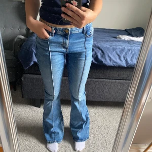Flared Jeans💙 - Säljer mina jeans från Lindex barnavdelning, men som passar mig som är ca 160 cm💙 har använt dom några gånger så det har uppstått lite slitningar längst ner. Köpta för 400 kr💙