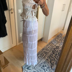 Långkjol  - Jättefin långkjol med dragsko i midjan, passar alla mellan S-L❤️