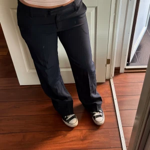 Lowwaist kostymbyxa - Säljer dessa nya svarta lowwaist kostymbyxor från Bikbok i storlek 40, aldrig använda