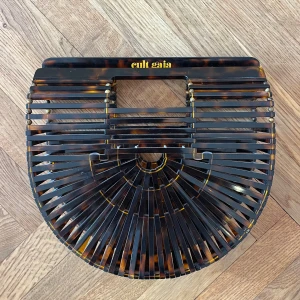 Cult Gaia - Cult Gaia Acrylic Ark Bag 🤎 Svinsnygg och använd 2 gånger!  Nypris över 3000kr. Säljer för 1800kr. 