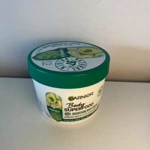 Body Lotion - Body lotion från Garnier.  Jag var inte ett fan av doften men älskar de andra från denna serie. Väldigt mjukgörande och skön på kroppen. Endast testad. 