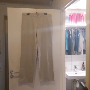 Chjnos - Beige färgade Chinos. Storlek 34/36.Nya.