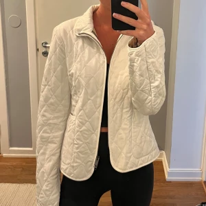 Burberry Jacka - Superfin jacka från Burberry! I princip oanvänd 🤍 Nypris flera tusen! Inhandlad i London 