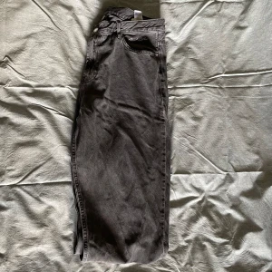 Sweetsktb jeans och linne byxor - Sweetsktb gråa jeans Yóke linne byxor vit Pris varierar BILIGARE vid köp utav fler byxor 