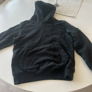 Stone island junior hoodie - Äkta stone island hoodie i storlek 12y 156cm! Ganska använd men inga skador eller liknande. Pris kan diskuteras.